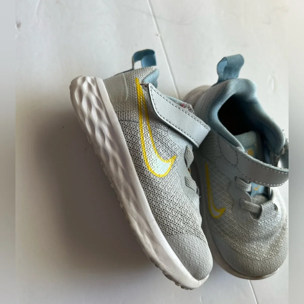 Nike size 6C White and blue Toddler Infant Casual running sneakers DD109…